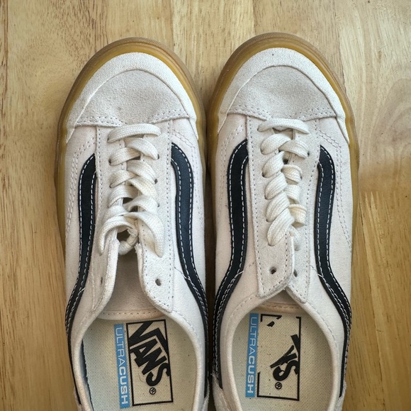 Vans Black and White Sneakers Retro-Inspired Style - Picture 3 of 9